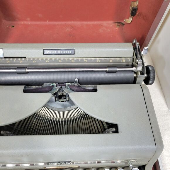 Vintage Royal Typewriter Quiet De Luxe Gray Magic with Portable Case Mid Century - Picture 9 of 16